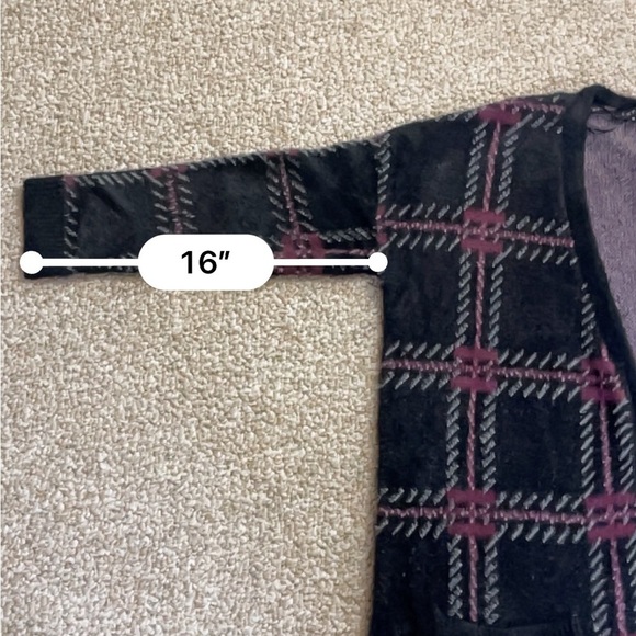 Cozy eyelash knit cardigan with front pockets. Slightly oversized. - Picture 6 of 7